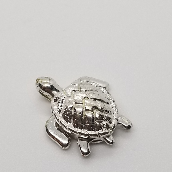 silver tone articulated turtle pendant - Picture 1 of 4